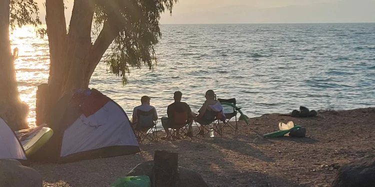 Familias desafían ataques con cohetes en la orilla del mar de Galilea