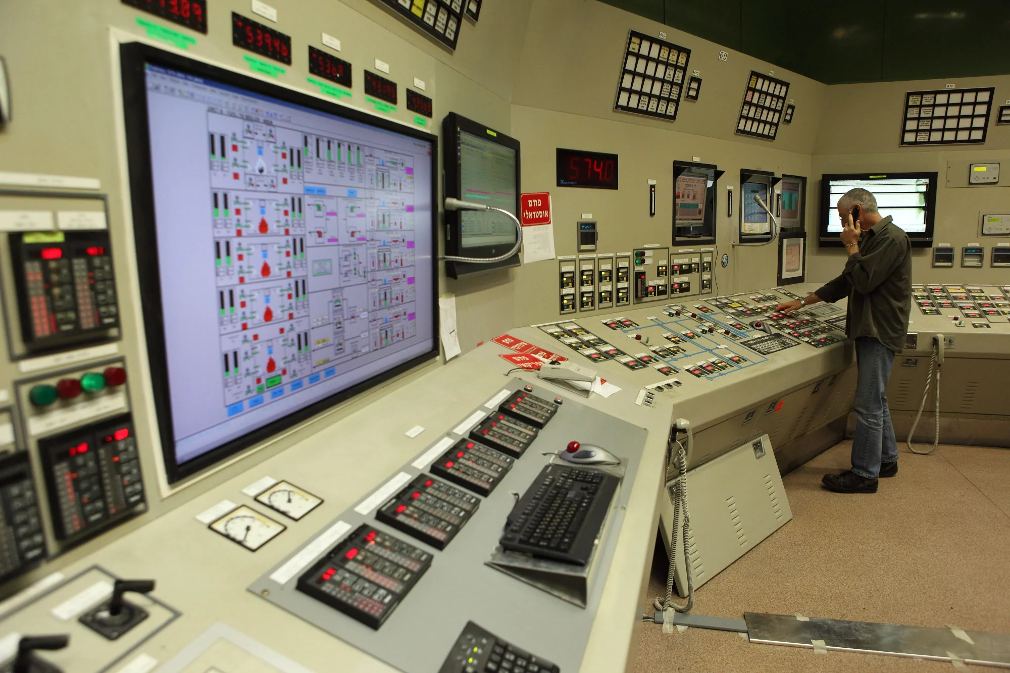 Vista desde el interior de la sala de control de la central eléctrica de Israel Electric Corporation en Hadera, en el centro de Israel. 11 de agosto de 2011. (Yaakov Naumi/Flash90)