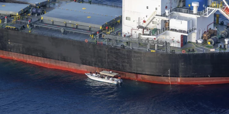 Hutíes atacan tres buques en el mar Rojo y el mar Arábigo