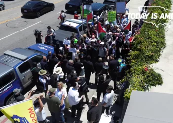 Manifestantes antiisraelíes rodean una sinagoga en Los Angeles