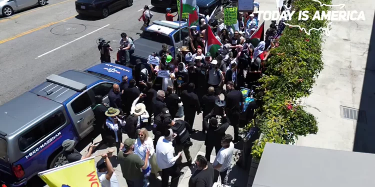 Manifestantes antiisraelíes rodean una sinagoga en Los Angeles