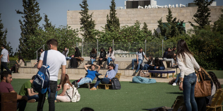 Ilustrativo: Estudiantes de la Universidad de Haifa, el 11 de abril de 2016. (Hadas Parush/Flash90)