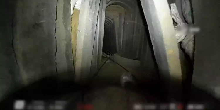 Esta imagen de un video publicado por las FDI el 5 de junio de 2024 muestra un túnel de contrabando de Hamás en Rafah, en el sur de Gaza. (Fuerzas de Defensa de Israel)