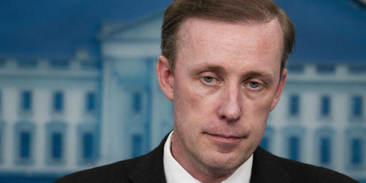 El asesor de seguridad nacional de Estados Unidos, Jake Sullivan, informa a los periodistas en la Casa Blanca, el 13 de mayo de 2024. (Doug Mills/The New York Times vía AP)