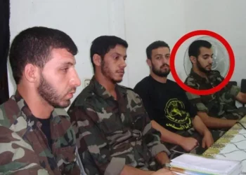 Una imagen publicada por las FDI el 26 de junio de 2024, que muestra al miembro del personal de Médicos Sin Fronteras, Fadi al-Wadiya, con el uniforme del grupo terrorista Jihad Islámica Palestina. (Fuerzas de Defensa de Israel)