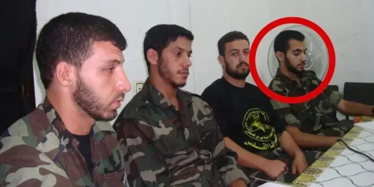 Una imagen publicada por las FDI el 26 de junio de 2024, que muestra al miembro del personal de Médicos Sin Fronteras, Fadi al-Wadiya, con el uniforme del grupo terrorista Jihad Islámica Palestina. (Fuerzas de Defensa de Israel)