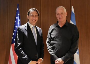 El presidente de Unidad Nacional, Benny Gantz (derecha), se reúne con el enviado estadounidense Amos Hochstein el 17 de junio de 2024. (Cortesía)