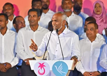 El presidente de Maldivas, Mohamed Muizzu, habla en un mitin para celebrar la victoria en las elecciones parlamentarias, en Male, el 22 de abril de 2024. (Mohamed Afrah/ AFP)