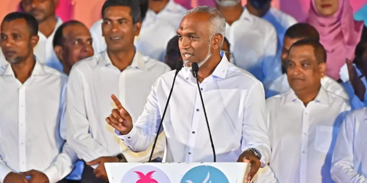 El presidente de Maldivas, Mohamed Muizzu, habla en un mitin para celebrar la victoria en las elecciones parlamentarias, en Male, el 22 de abril de 2024. (Mohamed Afrah/ AFP)