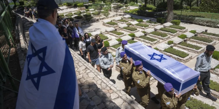 El ataúd del sargento. Almog Shalom, de 19 años, que murió en batalla en la Franja de Gaza, es llevado durante su funeral en el cementerio militar Monte Herzl en Jerusalén, el 11 de junio de 2024. (Foto AP/Ohad Zwigenberg)