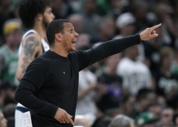 El entrenador en jefe de los Boston Celtics, Joe Mazzulla, les grita a sus jugadores durante la primera mitad del Juego 5 de la final de baloncesto de la NBA contra los Dallas Mavericks, el 17 de junio de 2024, en Boston. (Foto AP/Charles Krupa)