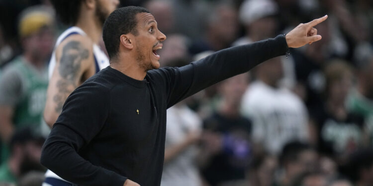 El entrenador en jefe de los Boston Celtics, Joe Mazzulla, les grita a sus jugadores durante la primera mitad del Juego 5 de la final de baloncesto de la NBA contra los Dallas Mavericks, el 17 de junio de 2024, en Boston. (Foto AP/Charles Krupa)