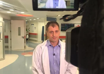 Archivo: Itai Pessach, director del hospital infantil del Centro Médico Sheba, durante una entrevista televisiva (cortesía del Centro Médico Sheba)