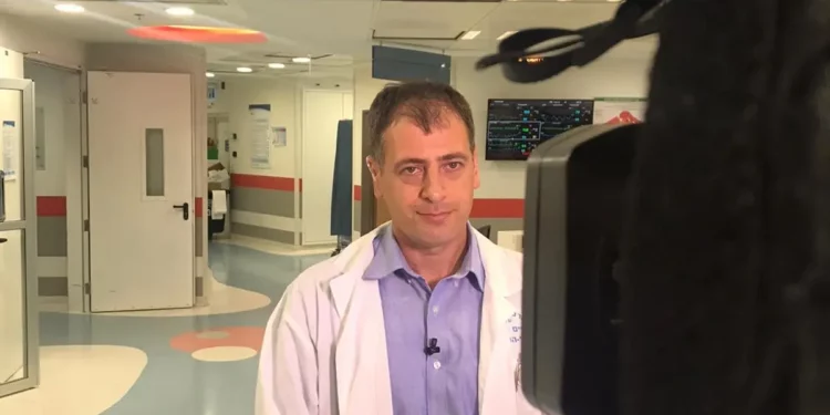 Archivo: Itai Pessach, director del hospital infantil del Centro Médico Sheba, durante una entrevista televisiva (cortesía del Centro Médico Sheba)