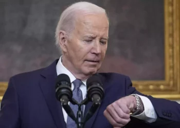 El presidente de Estados Unidos, Joe Biden, revisa su reloj antes de pronunciar un discurso sobre Oriente Medio, desde el Comedor de Estado de la Casa Blanca, el 31 de mayo de 2024, en Washington. (AP Foto/Evan Vucci)