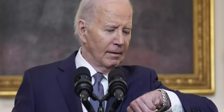 El presidente de Estados Unidos, Joe Biden, revisa su reloj antes de pronunciar un discurso sobre Oriente Medio, desde el Comedor de Estado de la Casa Blanca, el 31 de mayo de 2024, en Washington. (AP Foto/Evan Vucci)