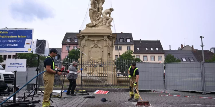 Miembros del cuerpo de bomberos limpian la sangre en el lugar donde varias personas resultaron heridas en un ataque con cuchillo el 31 de mayo de 2024 en Mannheim, en el oeste de Alemania. (Kirill KUDRYAVTSEV / AFP)