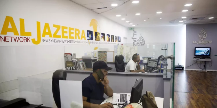 Archivo: Empleados de las oficinas de Al Jazeera en Jerusalén, 8 de agosto de 2017. (AP Foto/Mahmoud Illean)