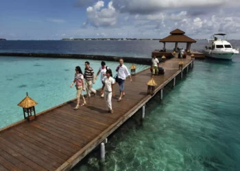 Ilustrativo: Turistas extranjeros llegan a un balneario en la isla de Kurumba en Maldivas, el 12 de febrero de 2012. (AP Foto/ Gemunu Amarasinghe, Archivo)