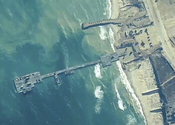 La imagen proporcionada por el Comando Central de EE. UU. muestra a las fuerzas estadounidenses e israelíes colocando el muelle Trident en la costa de la Franja de Gaza el 16 de mayo de 2024. (Comando Central de EE. UU. vía AP)