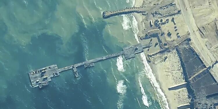 La imagen proporcionada por el Comando Central de EE. UU. muestra a las fuerzas estadounidenses e israelíes colocando el muelle Trident en la costa de la Franja de Gaza el 16 de mayo de 2024. (Comando Central de EE. UU. vía AP)