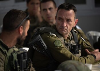 Se ve al Jefe de Estado Mayor de las FDI, el teniente general Herzi Halevi, realizando una evaluación de la situación en el centro de Gaza en una imagen publicada el 16 de junio de 2024 (Fuerzas de Defensa de Israel).
