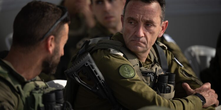Se ve al Jefe de Estado Mayor de las FDI, el teniente general Herzi Halevi, realizando una evaluación de la situación en el centro de Gaza en una imagen publicada el 16 de junio de 2024 (Fuerzas de Defensa de Israel).