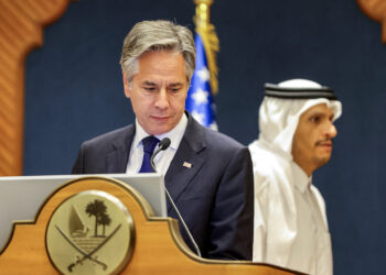 El secretario de Estado de Estados Unidos, Antony Blinken (izq.), ofrece una conferencia de prensa conjunta con su homólogo qatarí, el jeque Mohammed bin Abdulrahman bin Jassim al-Thani (der.), en Doha el 12 de junio de 2024. (Ibraheem AL-OMARI/POOL/AFP)