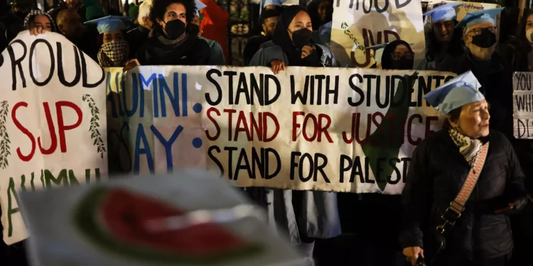 Ilustrativo: La gente se reúne para protestar contra la prohibición de Estudiantes por la Justicia en Palestina y Voz Judía por la Paz en la Universidad de Columbia el 20 de noviembre de 2023 en la ciudad de Nueva York. (Michael M. Santiago / Getty Images vía AFP)