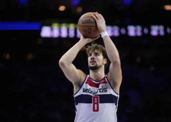 Deni Avdija de los Washington Wizards juega durante un partido de baloncesto de la NBA, el 6 de noviembre de 2023, en Filadelfia. (Foto AP/Matt Slocum)