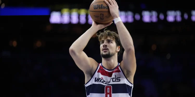 Deni Avdija de los Washington Wizards juega durante un partido de baloncesto de la NBA, el 6 de noviembre de 2023, en Filadelfia. (Foto AP/Matt Slocum)