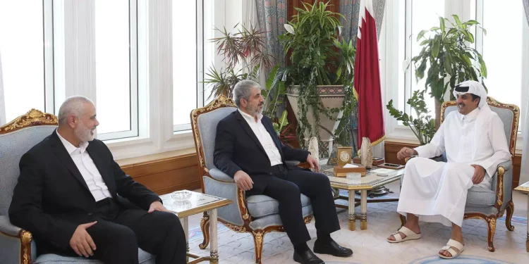 El emir Tamim bin Hamad al-Thani (izq.), gobernante de Qatar desde 2013, en una reunión con los líderes de Hamás Ismail Haniyeh (dcha.) y Khaled Mashal en Doha, el 17 de octubre de 2016 (folleto del gobierno de Qatar)