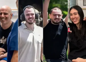 Rehenes israelíes fotografiados después de su rescate del cautiverio de Hamás en Gaza el 8 de junio de 2024. De izquierda a derecha: Shlomi Ziv (FDI); Andrey Kozlov y Almog Meir Jan (Avshalom Sassoni/Flash90); y Noa Argamani (Cortesía).