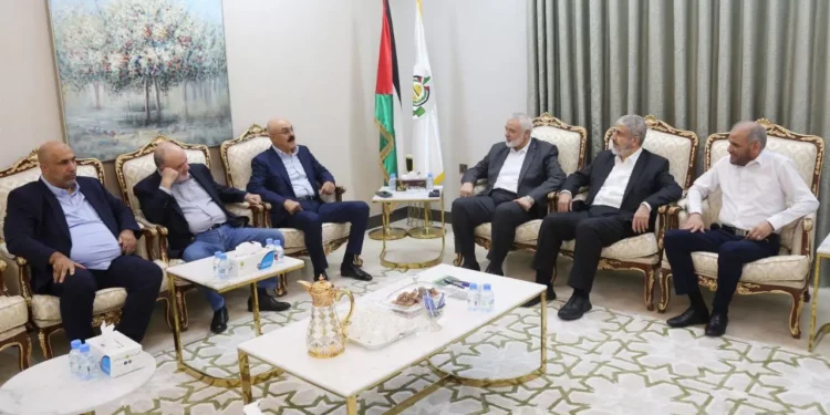 Se ve al líder de Hamás, Ismail Haniyeh (tercero a la derecha), y al alto funcionario Khalem Mashaal (segundo a la derecha), reuniéndose con Nasser al-Qudwa (segundo a la izquierda) y Samir al-Mashrawi (tercero a la izquierda) de Fatah en Qatar el 22 de noviembre de 2023. ( Cortesía)