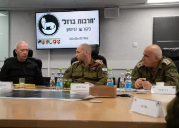 El ministro de Defensa, Yoav Gallant (izquierda), se reúne con el jefe del Comando Sur de las FDI, el general de división Yaron Finkelman (centro), en el cuartel general de la unidad en Beersheba, el 2 de junio de 2024. (Ariel Hermoni/Ministerio de Defensa)