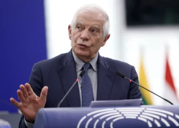 El jefe de política exterior de la Unión Europea, Josep Borrell, habla durante un debate en Estrasburgo, este de Francia, el 24 de abril de 2024. (Jean-Francois Badias/AP)