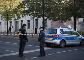 Agentes de policía alemanes hacen guardia frente al complejo de edificios de la comunidad Kahal Adass Jisroel después de que fuera atacado por dos artefactos incendiarios, en el centro de Berlín, Alemania, el 18 de octubre de 2023. (Foto AP/Markus Schreiber)