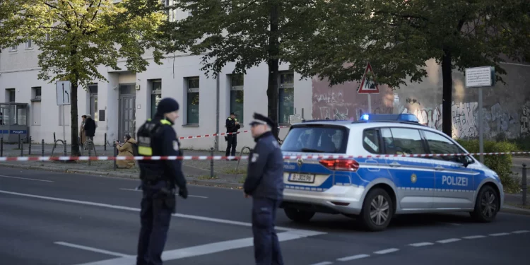 Agentes de policía alemanes hacen guardia frente al complejo de edificios de la comunidad Kahal Adass Jisroel después de que fuera atacado por dos artefactos incendiarios, en el centro de Berlín, Alemania, el 18 de octubre de 2023. (Foto AP/Markus Schreiber)