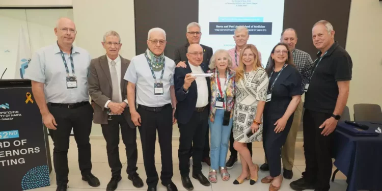 Dignatarios asisten a la ceremonia de colocación de la primera piedra de la nueva Facultad de Medicina Herta y Paul Amir de la Universidad de Haifa, el 2 de junio de 2024. (Cortesía)