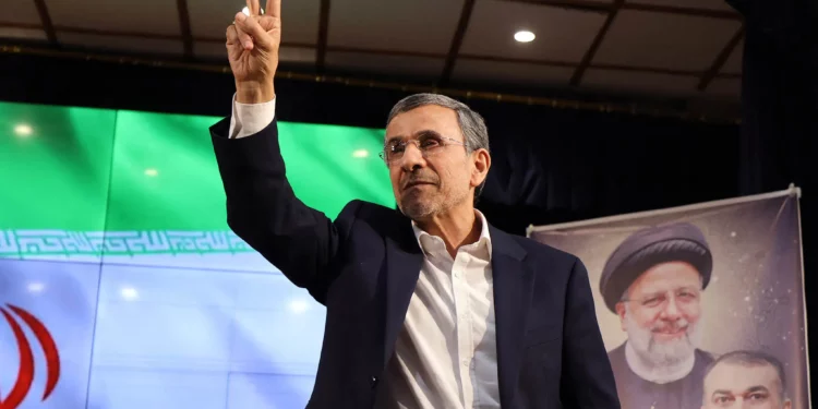 El expresidente iraní Mahmud Ahmadineyad, tras registrar su candidatura para las próximas elecciones presidenciales de Irán en Teherán, el 2 de junio de 2024. (Atta Kenare/AFP)