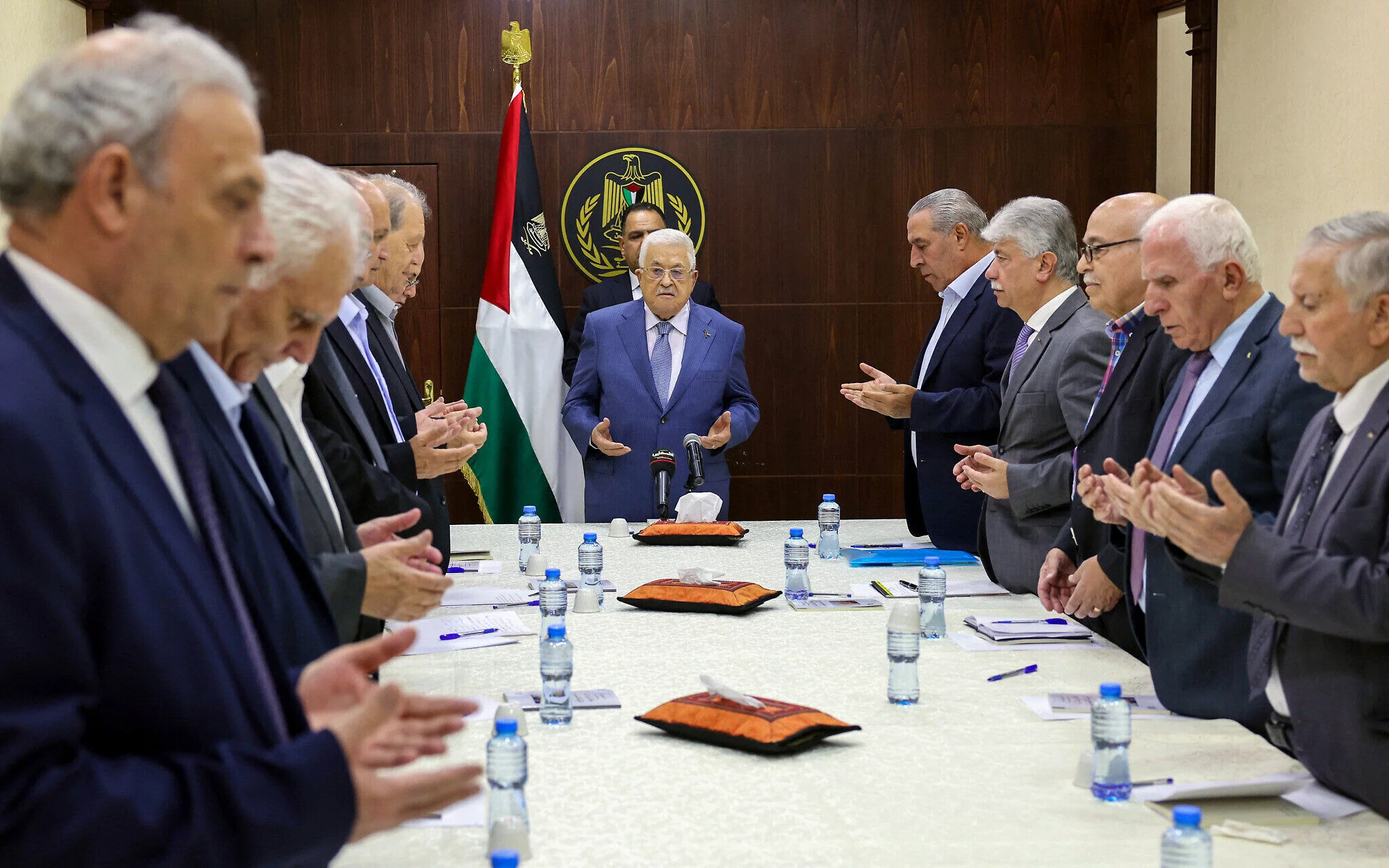 El presidente de la Autoridad Palestina, Mahmoud Abbas (centro), recita una oración durante una reunión con miembros del comité ejecutivo de la Organización para la Liberación de Palestina (OLP) en la ciudad cisjordana de Ramallah el 24 de junio de 2024. (Thaer Ghanaim / PPO / AFP)