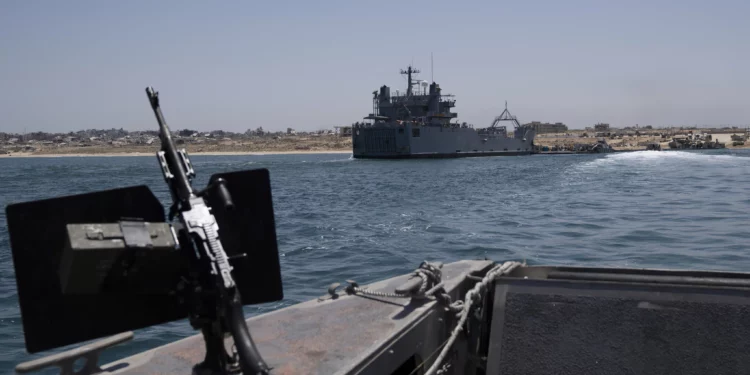 Un buque del ejército estadounidense se ve amarrado en el muelle flotante Trident, construido en Estados Unidos, que se conecta con la playa en la costa de la Franja de Gaza, el martes 25 de junio de 2024. (Foto AP/Leo Correa)