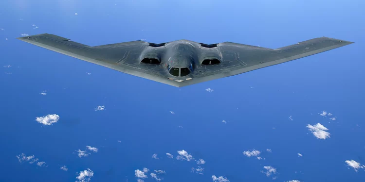 Bombardero B-2 usa bombas guiadas por GPS para hundir buque