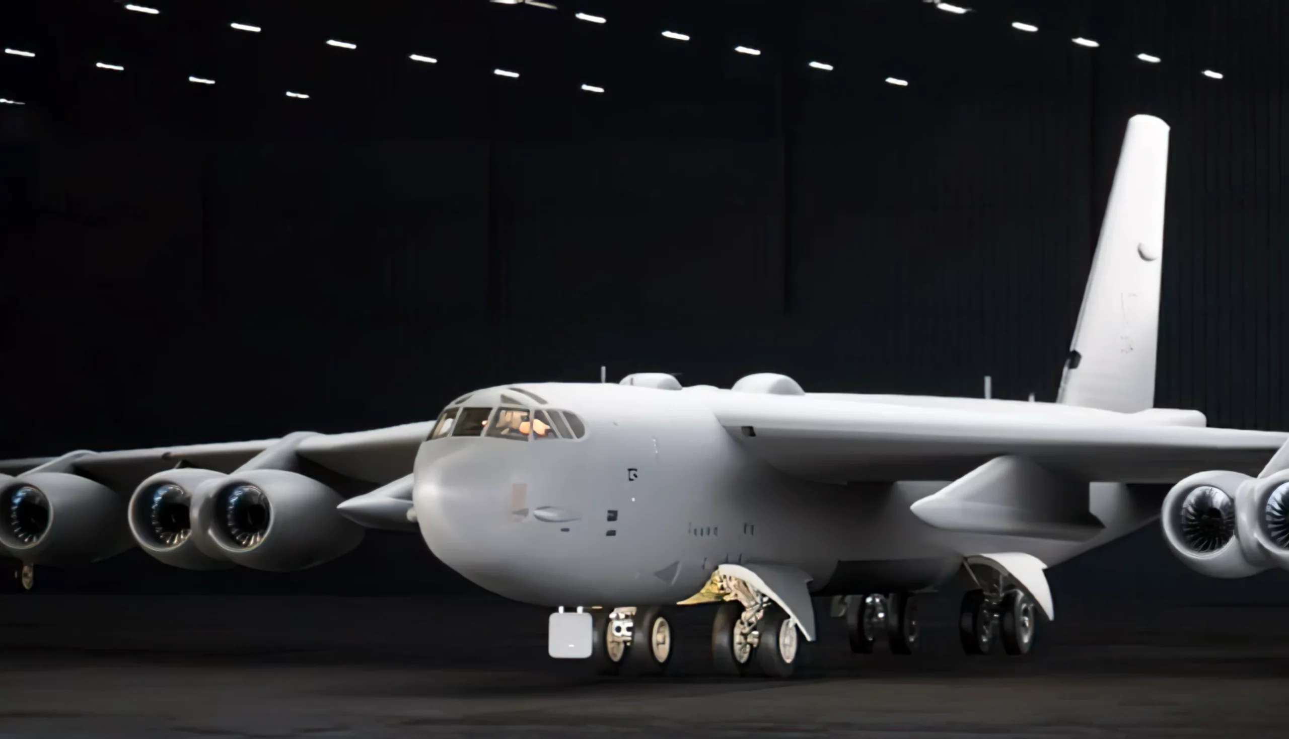 ¿Cuánto entrará en operaciones el nuevo Boeing B-52J?