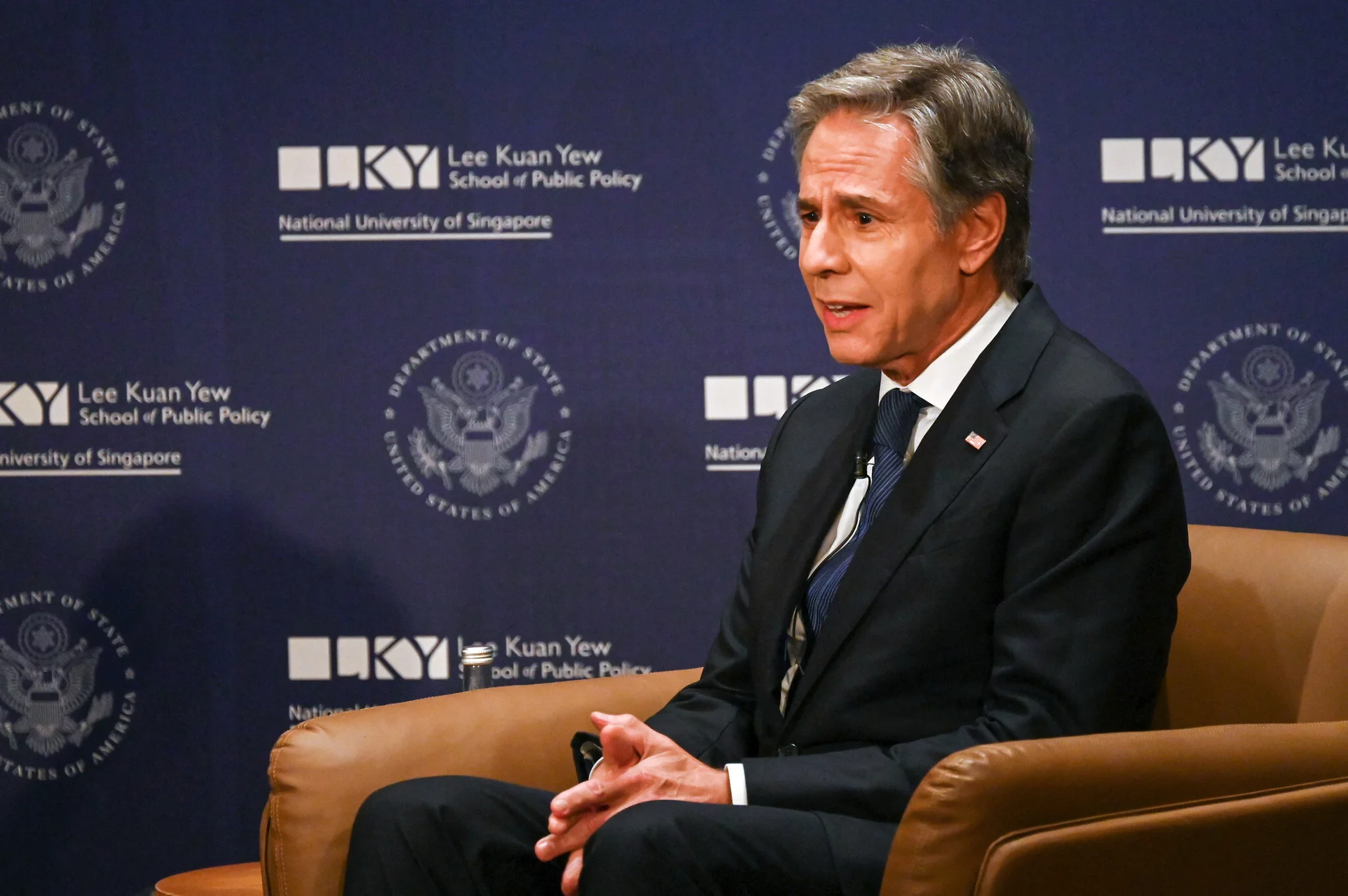 El secretario de Estado de Estados Unidos, Antony Blinken, participa en una conversación con el ex embajador de Singapur, Chan Heng Chee, en el Museo de la Civilización Asiática de Singapur, el 31 de julio de 2024. (Foto de Roslan RAHMAN / AFP)