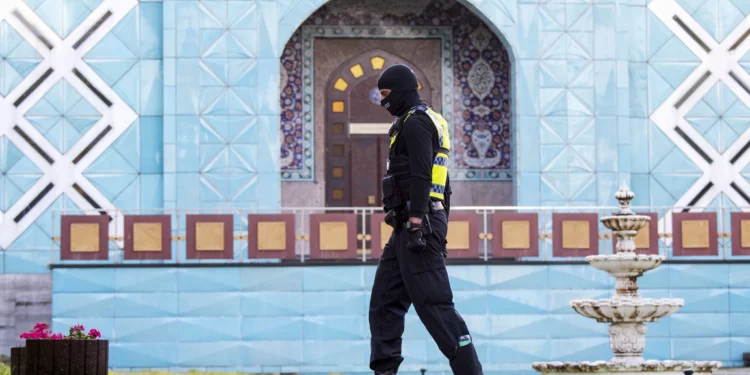 Un policía camina frente al Centro Islámico de Hamburgo, junto a la mezquita Imam Ali, durante una redada el miércoles 24 de julio de 2024 en Hamburgo, Alemania. (Daniel Bockwoldt/dpa vía AP)