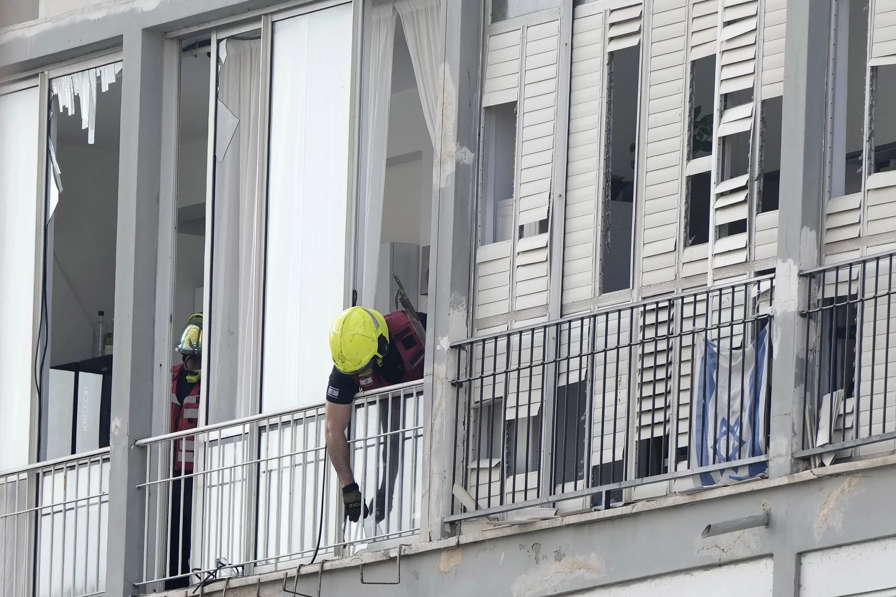 Un bombero israelí investiga la escena de un mortal ataque con drones en Tel Aviv, el 19 de julio de 2024. (Foto AP/Oded Balilty)