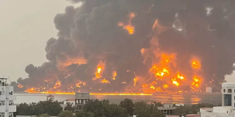 Ataques aéreos golpean ciudad controlada por hutíes en Yemen