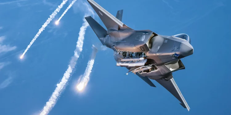 El F-35 mejora su potencia de ataque con el AGM-88 HARM