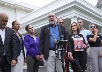 Jonathan Dekel-Chen, en el centro, padre del rehén estadounidense Sagui Dekel-Chen, junto con otras familias de rehenes en Gaza, habla con periodistas después de su reunión con el presidente estadounidense Joe Biden y el primer ministro Benjamin Netanyahu en la Casa Blanca en Washington, el jueves 25 de julio de 2024. (AP/Susan Walsh)